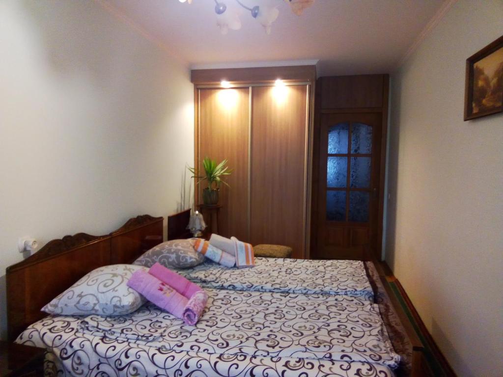 利沃夫Apartments in Lviv的一间卧室配有带枕头的床