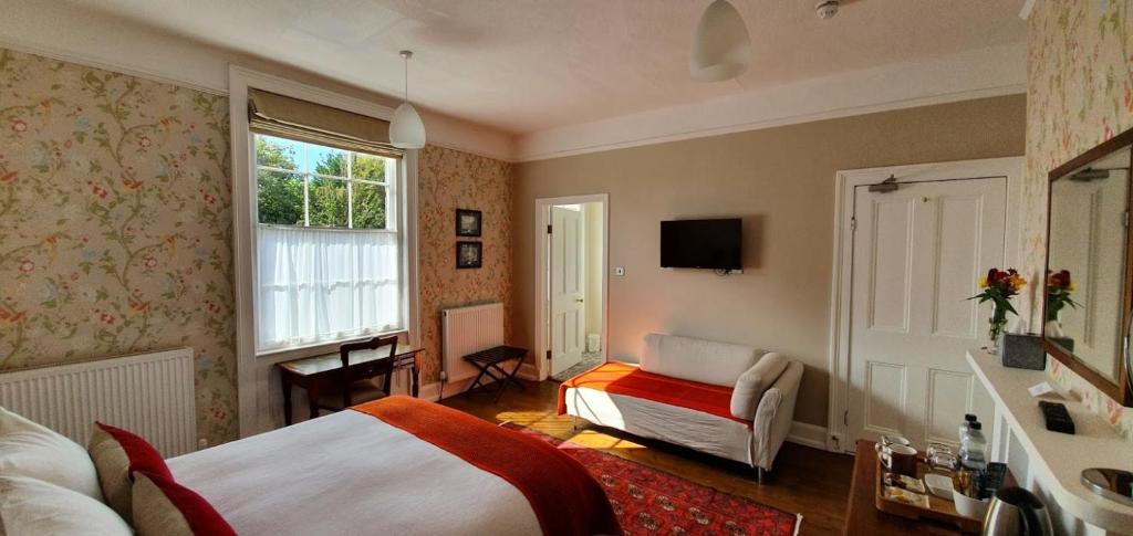 特伦托河上的纽瓦克莱恩斯住宿加早餐旅馆的酒店客房设有床和窗户。