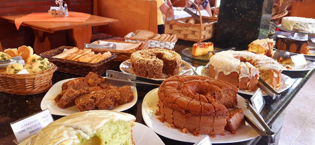新弗里堡塞拉珠峰酒店 的展示不同种类的蛋糕和糕点