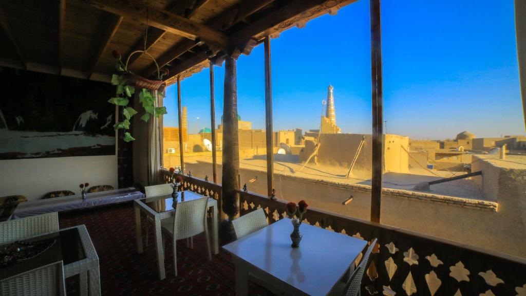 希瓦Rasulboy Guest House的客房透过窗户可欣赏到艾菲尔铁塔的景色
