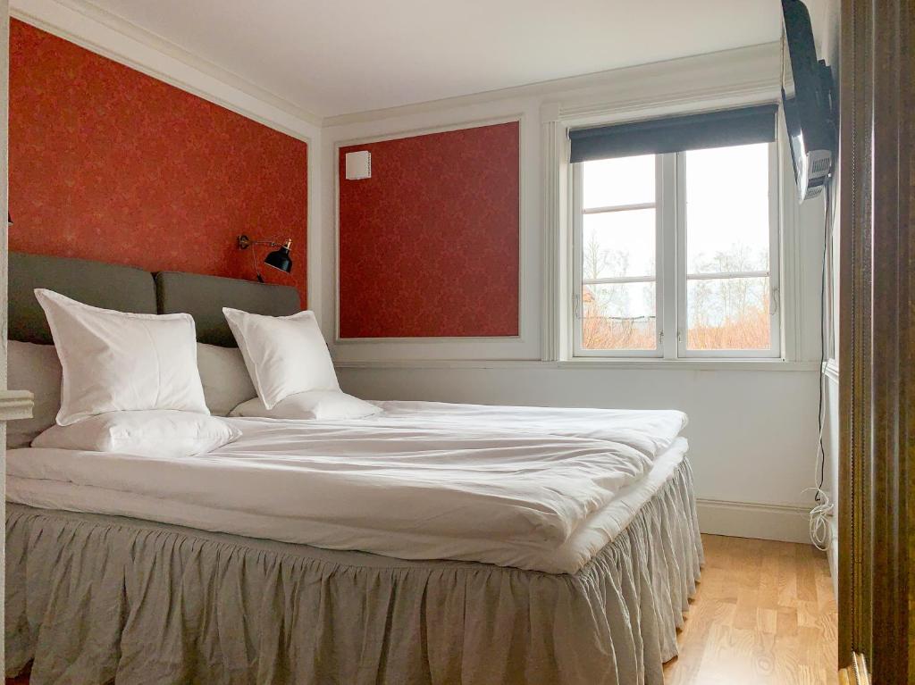 Bankeryd玛玛卡利纳斯B&B家庭旅馆的一间卧室设有一张红色墙壁的大床