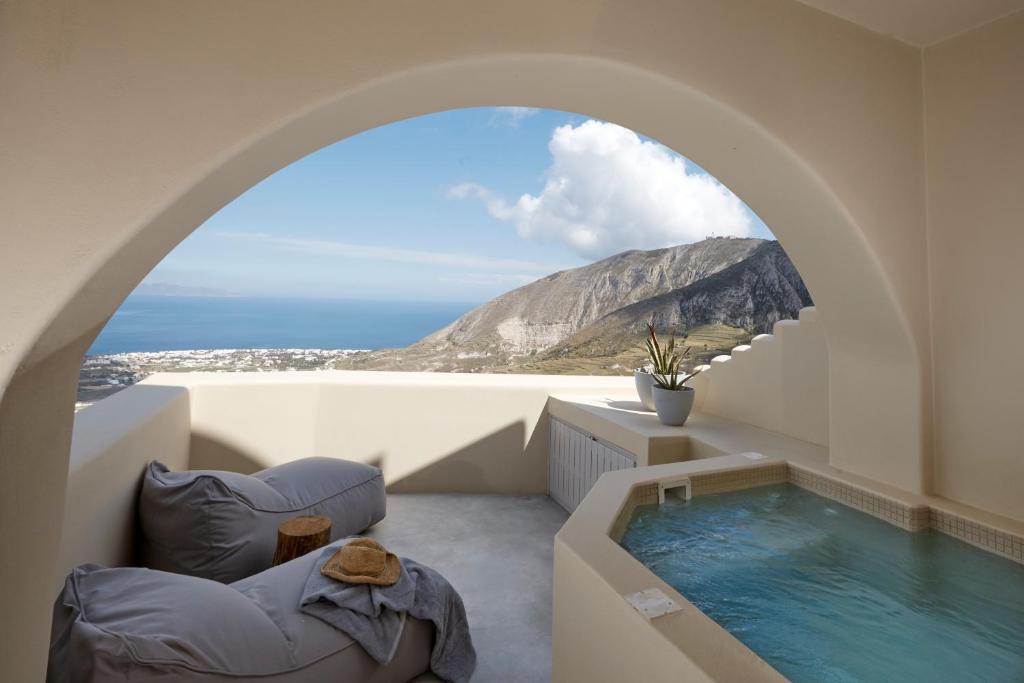 皮尔戈斯Star Infinity Suites的客房设有小型游泳池,享有海景。