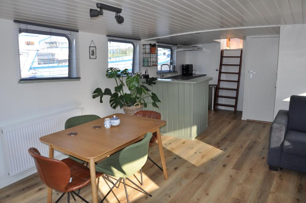 阿姆斯特丹Private Lodge on Houseboat Amsterdam的一间小房子里的饭厅和厨房