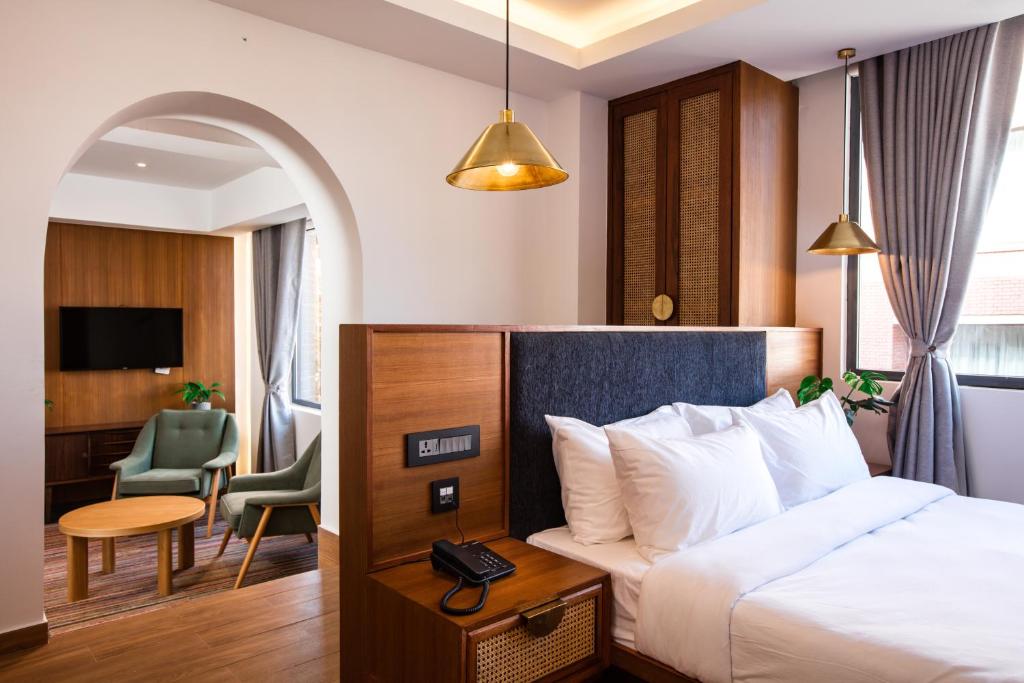 加德满都Nomad Hotel的配有一张床和一张书桌的酒店客房