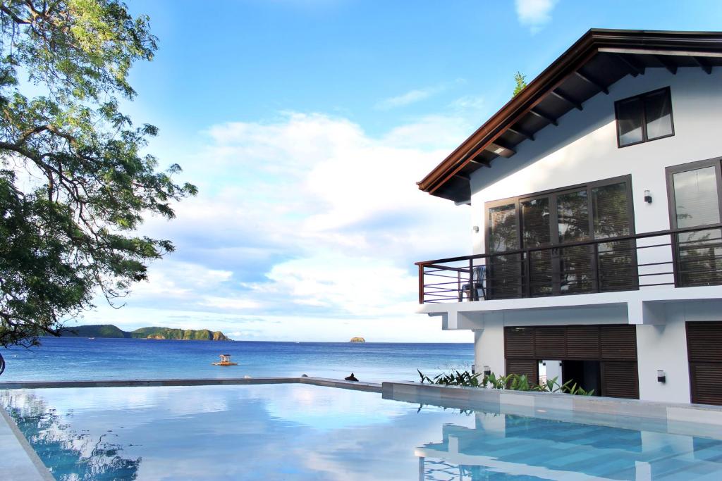 马比尼Altamare Dive and Leisure Resort Anilao的海滨房屋 - 带游泳池