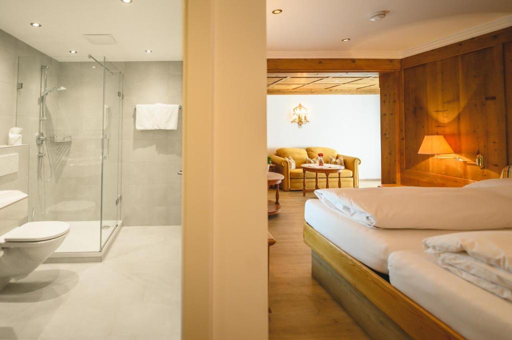 阿尔滕马克特蓬高Haus Barbarahof的一间带一张床、淋浴和卫生间的浴室