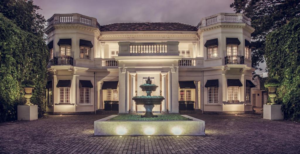 科伦坡天堂之路科伦坡廷塔杰尔酒店的一座大型白色豪宅,前面设有喷泉