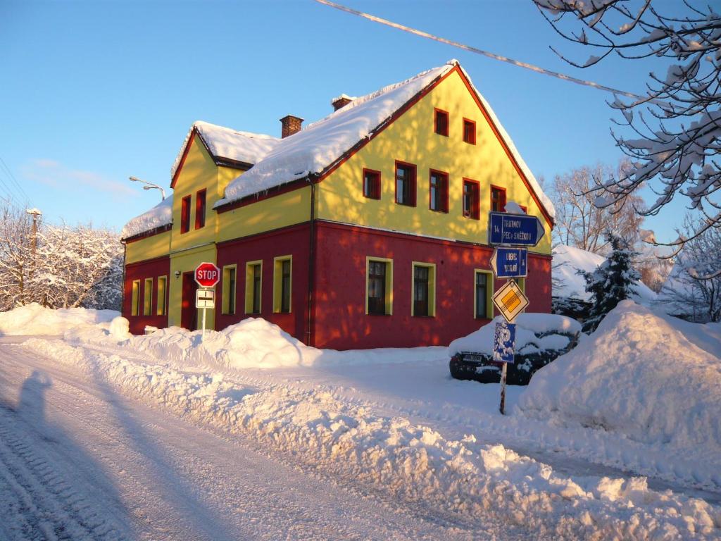 姆拉代布基里斯卡公寓的一座红色和黄色的房子被雪覆盖着