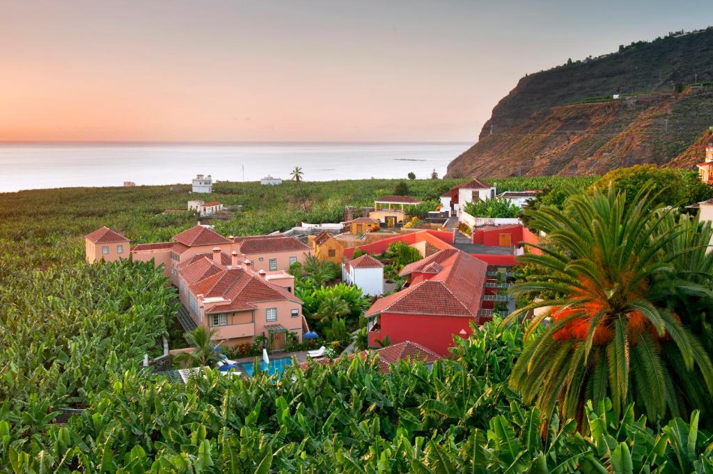 塔扎克蒂Hotel Hacienda de Abajo-Adults Only-Lujo的山丘上的村庄,以海洋为背景