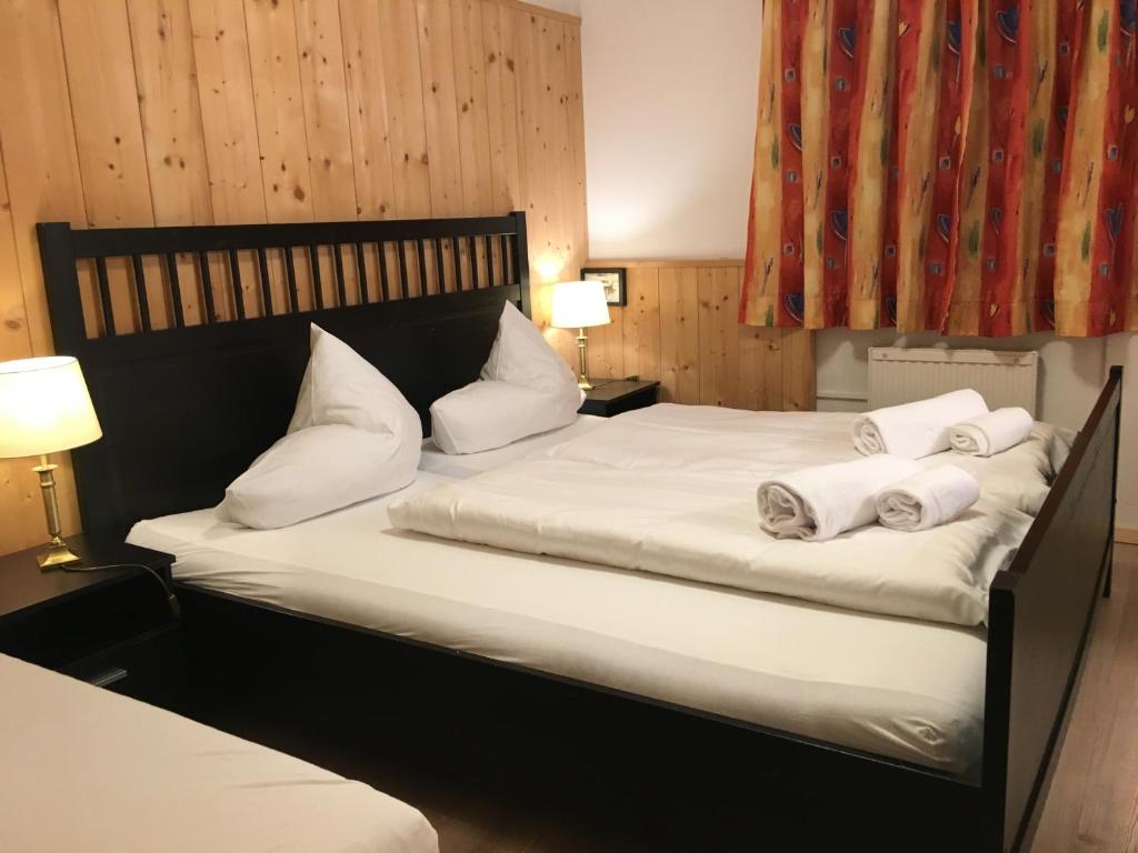 上陶恩豪斯伊丽莎白公寓式酒店的一间卧室配有带白色床单和枕头的床。