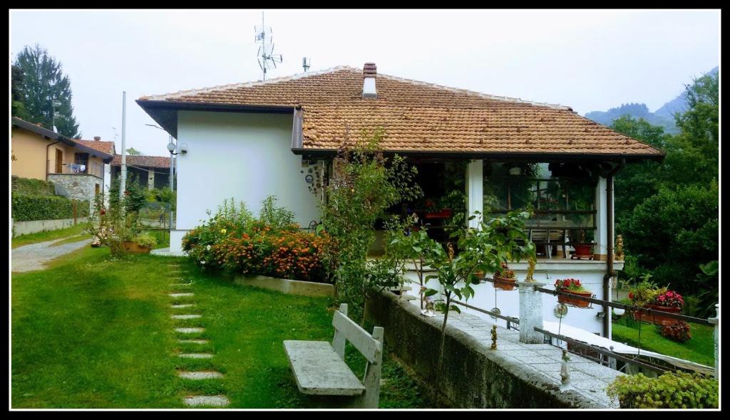 OrinoAL CIOS lago Maggiore的院子内有长凳的小房子
