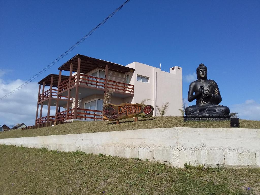 德尔迪阿布罗角Deja Vu 2的佛陀在房子前的雕像