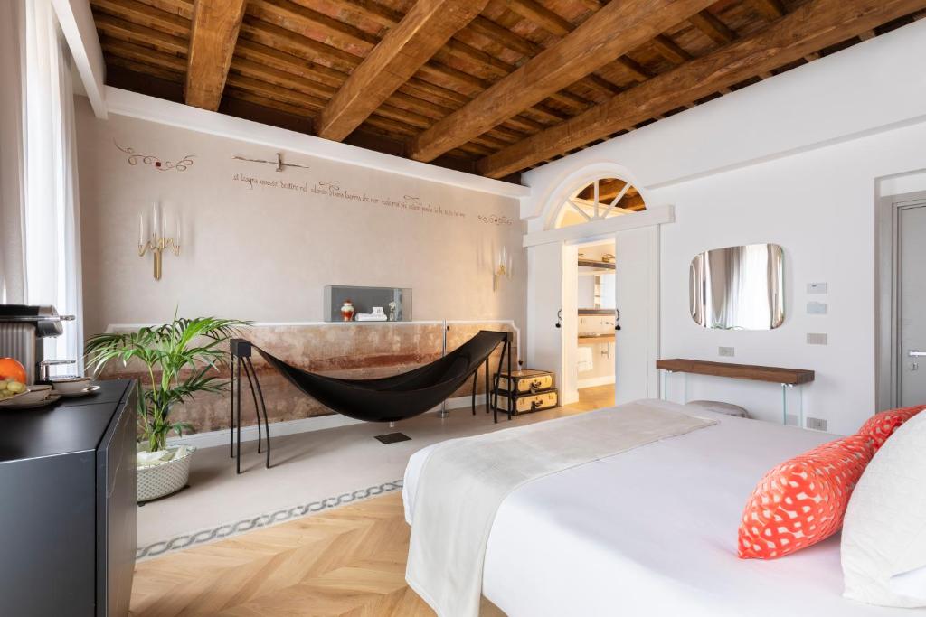 罗马Poēsis Experience Hotel的一间带浴缸、床和浴室的卧室