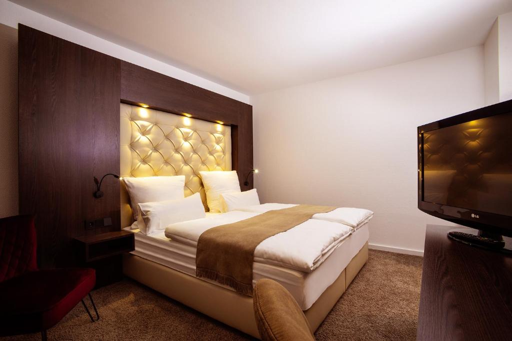 黑策布罗克勒克德酒店的酒店客房设有一张大床和一台电视。