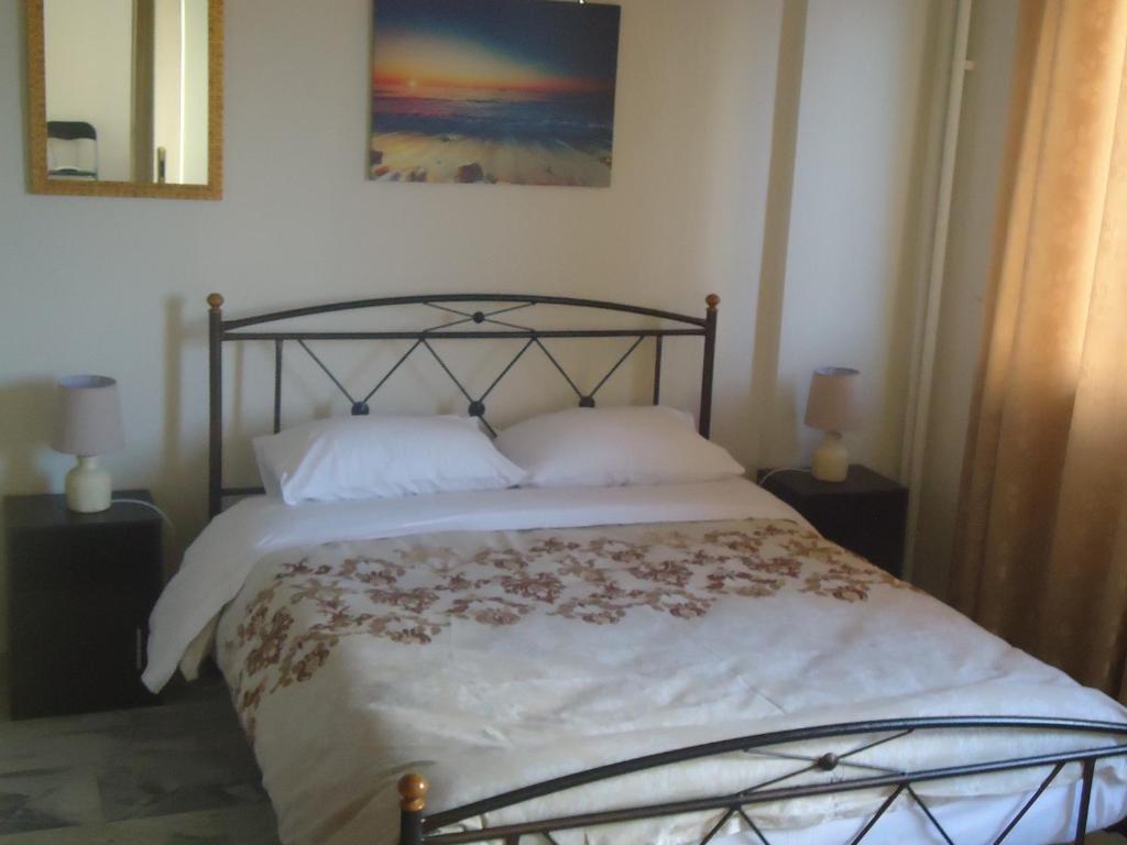 拉里萨Original house的一间卧室配有一张带金属框架的大床