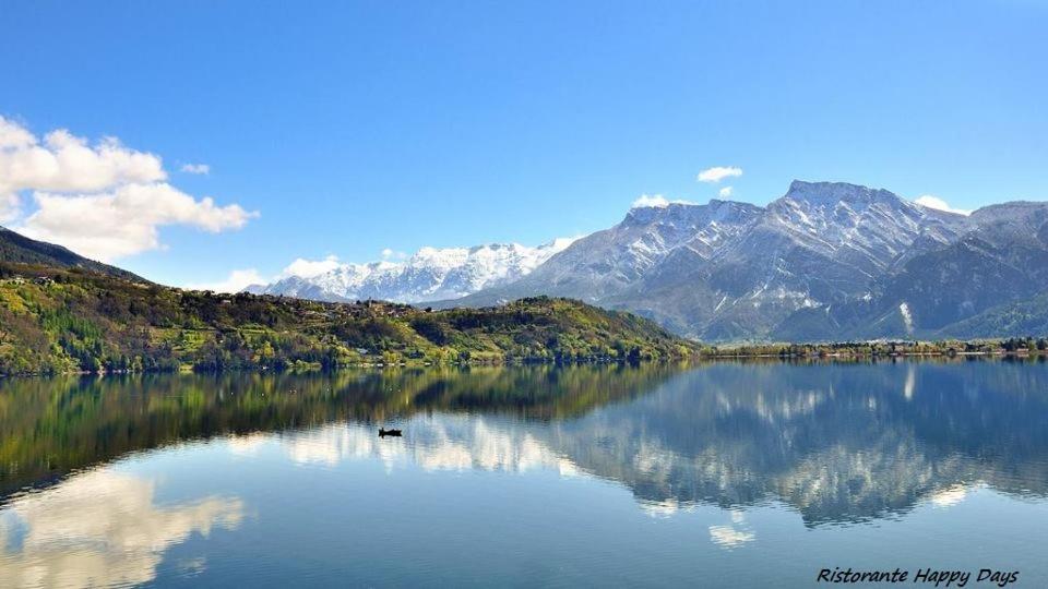 佩尔吉内瓦尔苏加纳Happy Days sul lago的享有以山脉为背景的湖泊美景