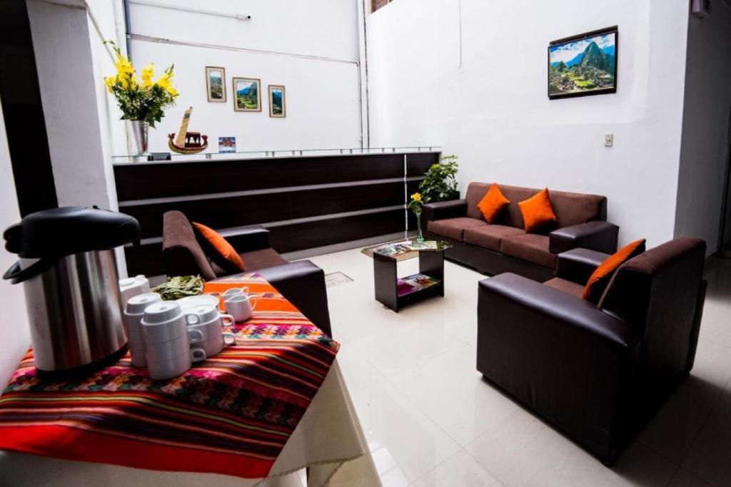 库斯科Hotel Peru Real的客厅配有两张沙发和一张沙发