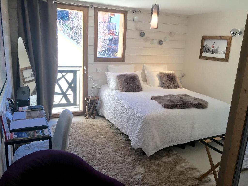 圣莫里斯堡Montagn'Arcs的一间卧室设有一张床和一个窗口