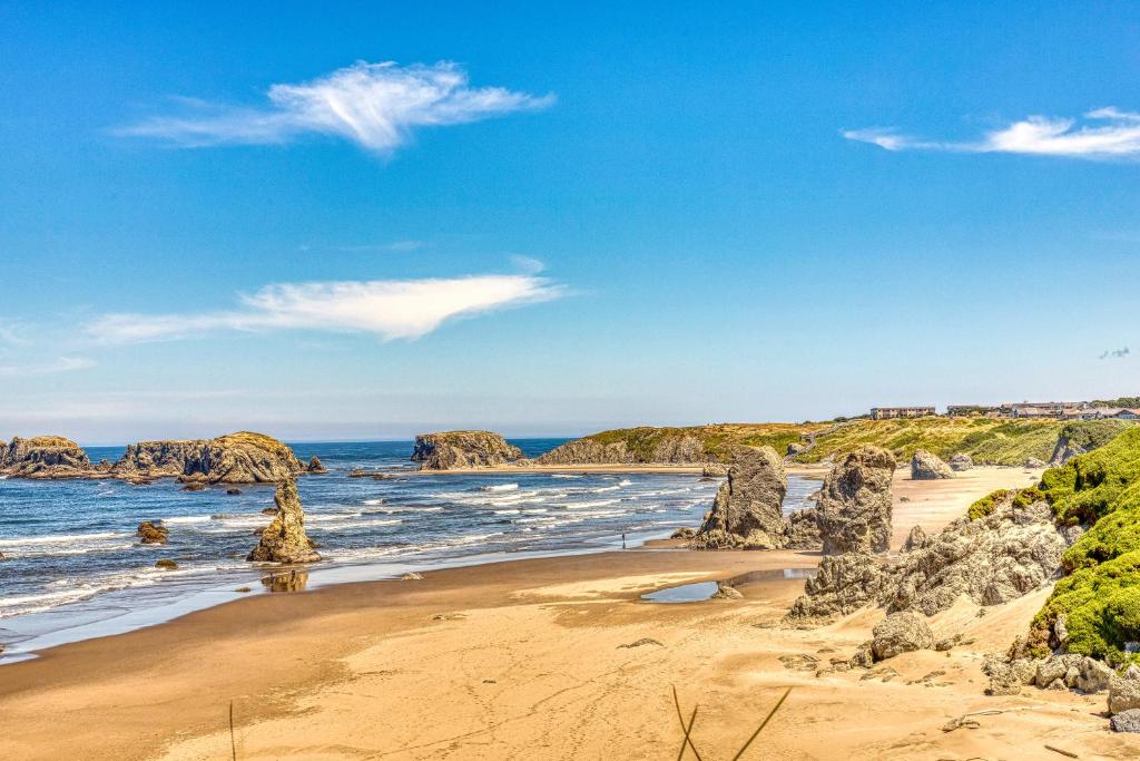 班敦A Beach Loop Getaway的享有海滩和海洋岩石的景色