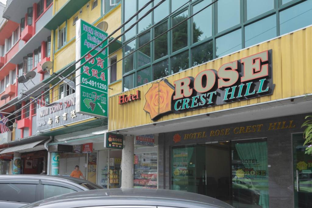 丹那拉打Hotel Rose Crest Hill的一条在大楼前停放汽车的街道