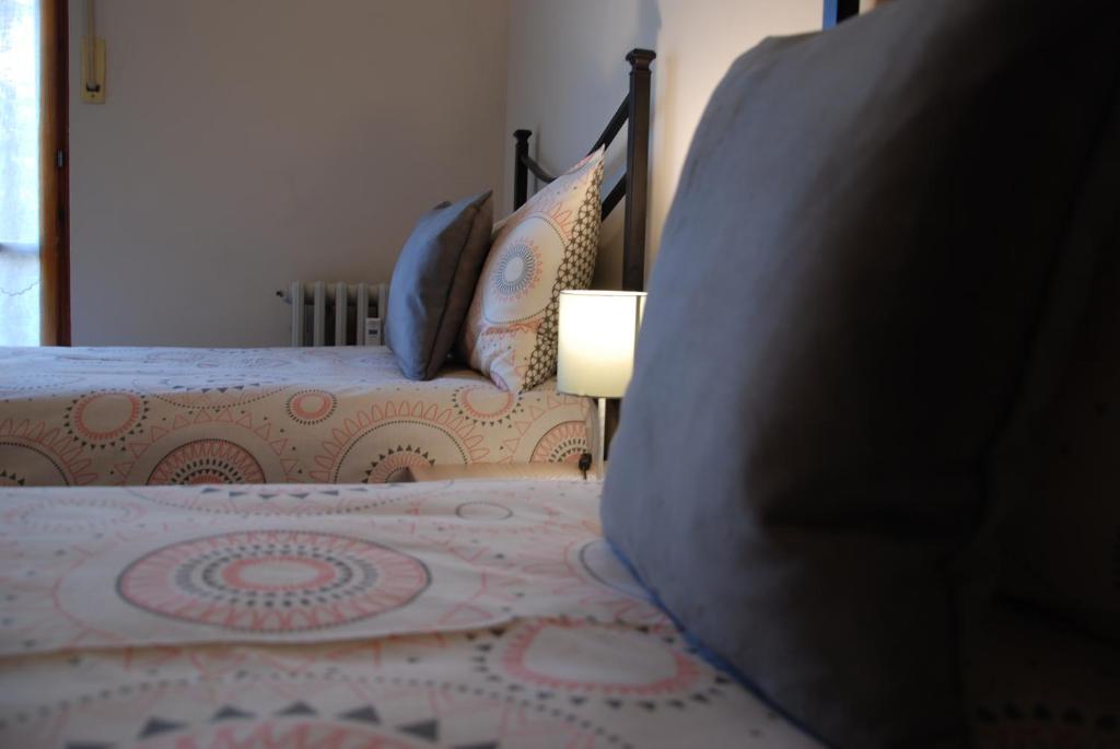 圣文森特Il Ponte的一间卧室配有一张床,旁边配有一盏灯