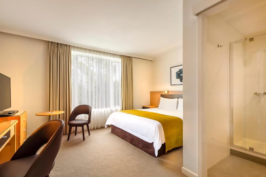 墨尔本贝斯特韦斯特PLUS旅游酒店的酒店客房设有床和窗户。