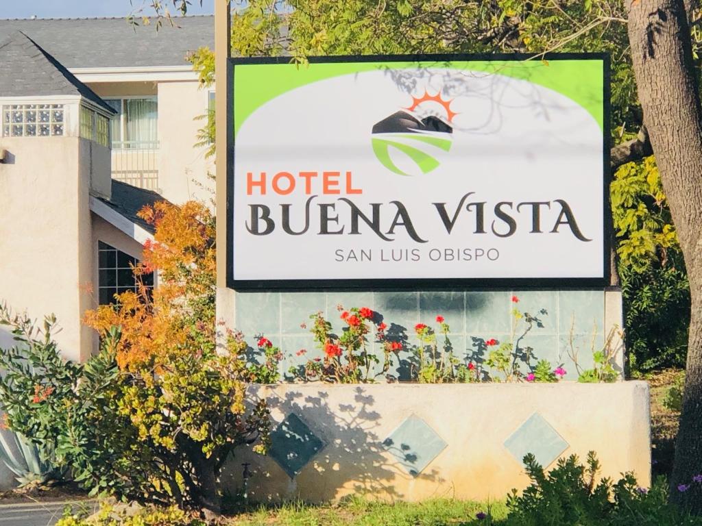 圣路易斯-奥比斯保Hotel Buena Vista - San Luis Obispo的享有布埃纳景观的酒店标志