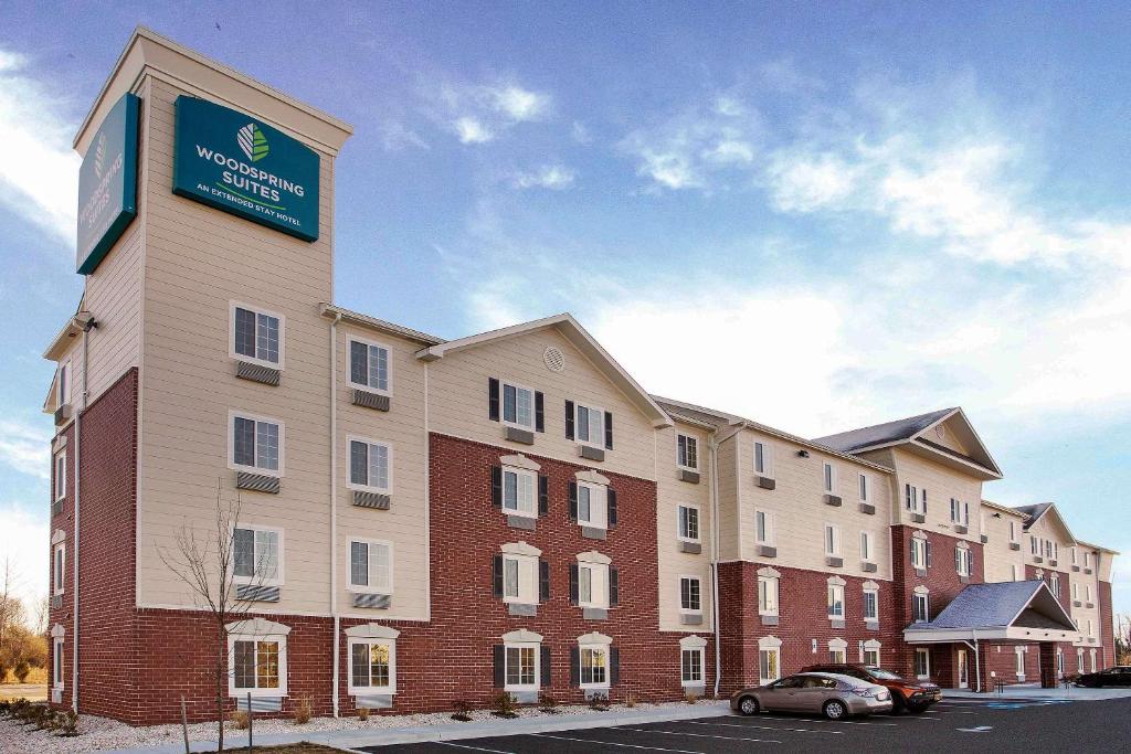 弗雷德里克WoodSpring Suites Frederick I-70的一座大建筑的侧面有标志