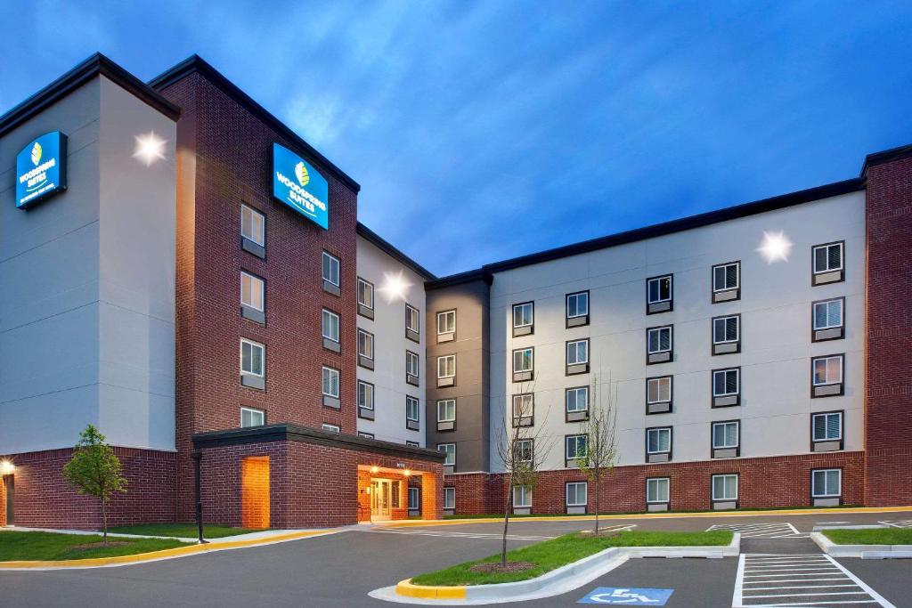 绿带城WoodSpring Suites Washington DC Northeast Greenbelt的一张酒店大楼的图片,里面有一个停车场