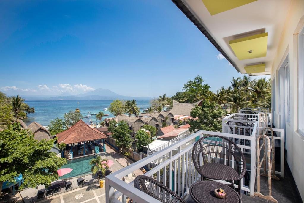 蓝梦岛The Tanis Beach Resort Nusa Lembongan的享有海洋和度假胜地景致的阳台