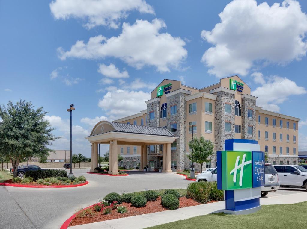 圣安东尼奥Holiday Inn Express & Suites San Antonio Brooks City Base, an IHG Hotel的加油站的 ⁇ 染