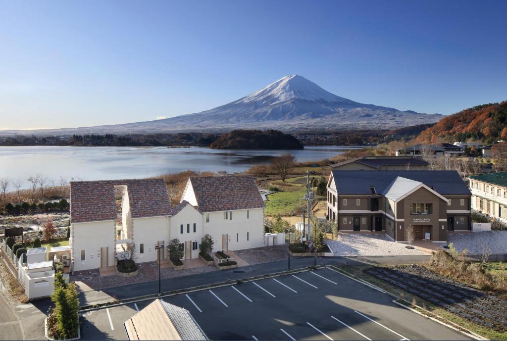 富士河口湖河口湖城市度假别墅的享有小镇的空中景色,背景是高山