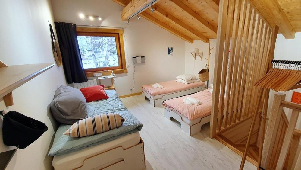 夏蒙尼-勃朗峰Le camp de base的小房间设有两张床和窗户