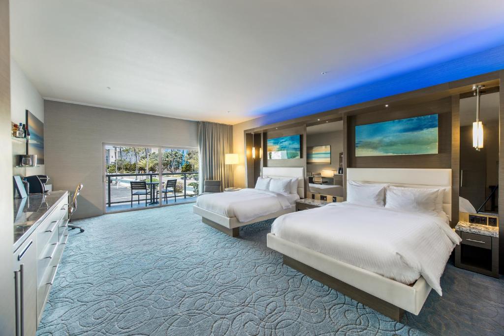 雷东多海滩雷东多海滩树荫酒店的酒店客房设有两张床和一个阳台。