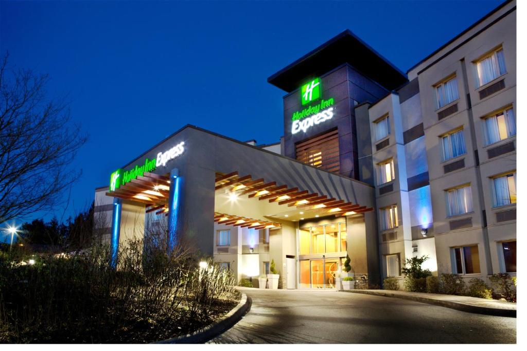 兰利Holiday Inn Express & Suites Langley, an IHG Hotel的前面有绿灯的酒店