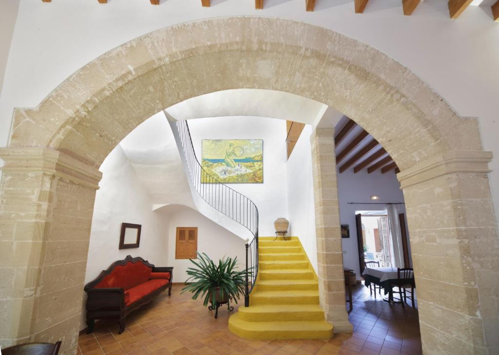 阿尔库迪亚Can Tem Turismo de Interior的房屋内有楼梯的拱门