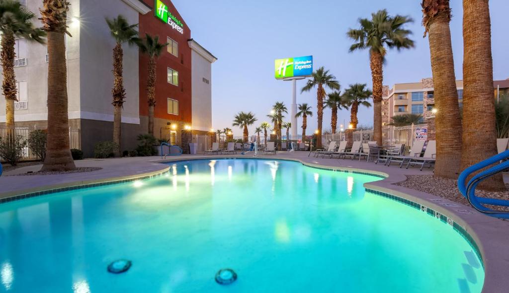 拉斯维加斯Holiday Inn Express Las Vegas Stadium Area, an IHG Hotel的棕榈树酒店前的游泳池
