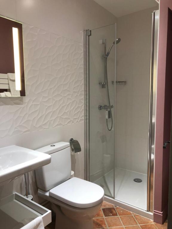 沃勒莱罗斯杜斯驿站酒店的带淋浴、卫生间和盥洗盆的浴室