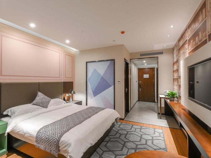 合肥格美合肥阜阳北路北城酒店的一间卧室配有一张大床和一台平面电视