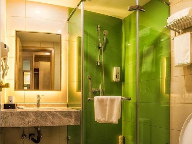 唐山格林豪泰唐山路北区爱琴海商务酒店的绿色浴室设有水槽和淋浴