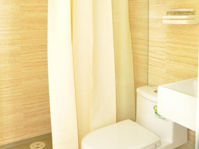 天水贝壳天水秦安县汽车站酒店的浴室配有白色卫生间和淋浴。