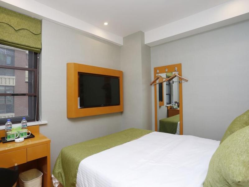 合肥青皮树合肥北二环四里河路酒店的一间卧室配有一张床和一台平面电视
