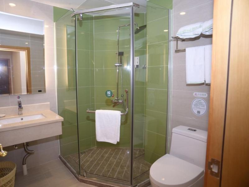 中山格林豪泰中山西区商务酒店的带淋浴、卫生间和盥洗盆的浴室
