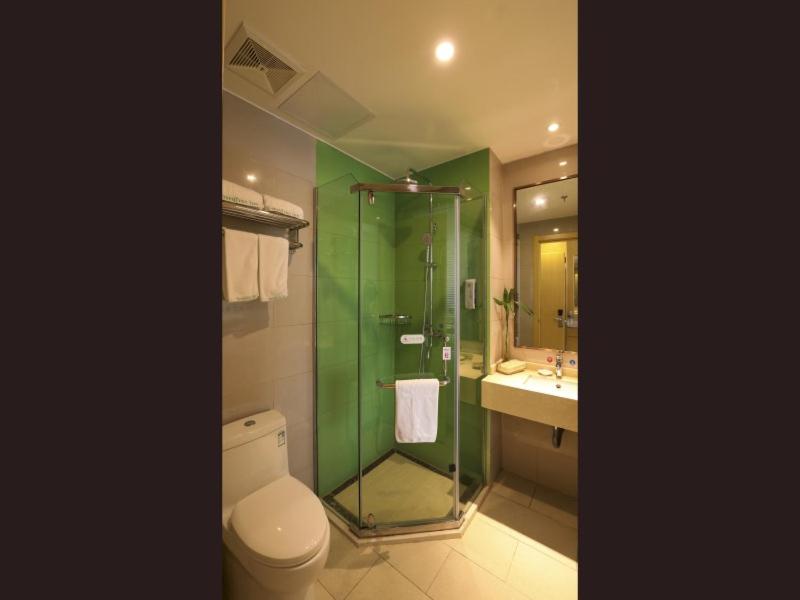 无锡格林豪泰无锡融创文旅城南泉镇商务酒店的浴室配有卫生间、淋浴和盥洗盆。