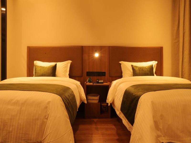 Hejialiang格林豪泰兰州市中川机场商务酒店的一间酒店客房,房间内设有两张床