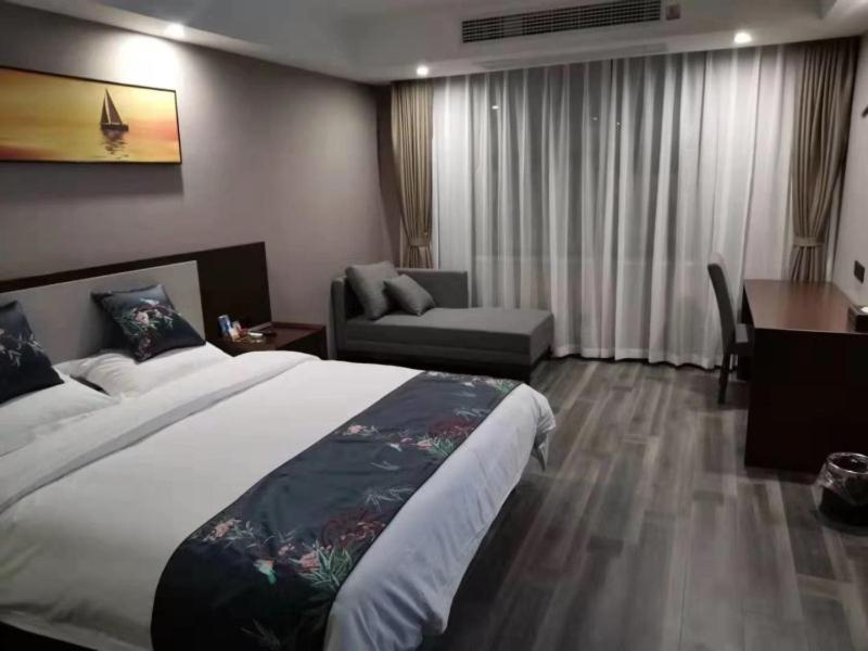 阜阳贝壳阜阳市汽车南站酒店的酒店客房设有一张大床和一张书桌。