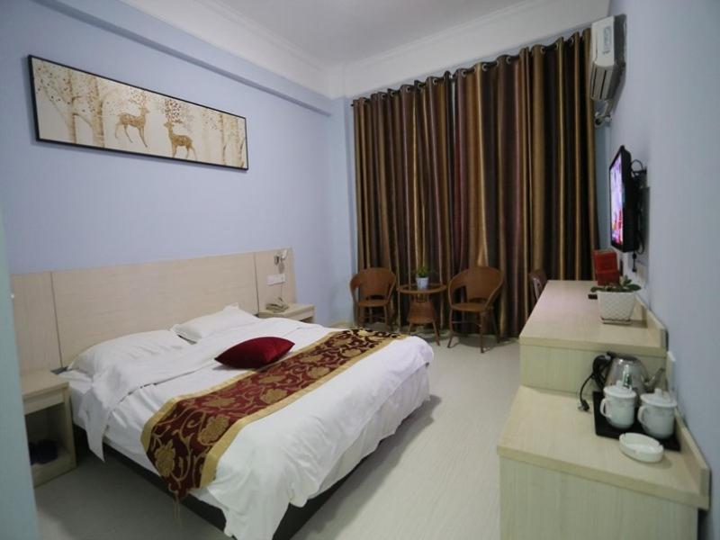 洛阳贝壳洛阳市丽景门明堂酒店的酒店客房设有一张大床和一张桌子。
