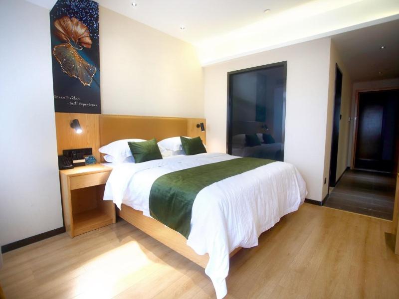 阜阳格林豪泰阜阳市会展中心商务酒店的一间卧室,卧室内配有一张大床