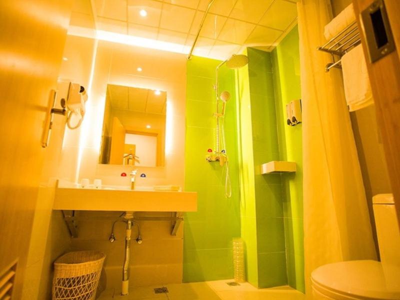 邯郸格林豪泰邯郸永年县河北铺快捷酒店捷酒店的绿色浴室设有水槽和卫生间