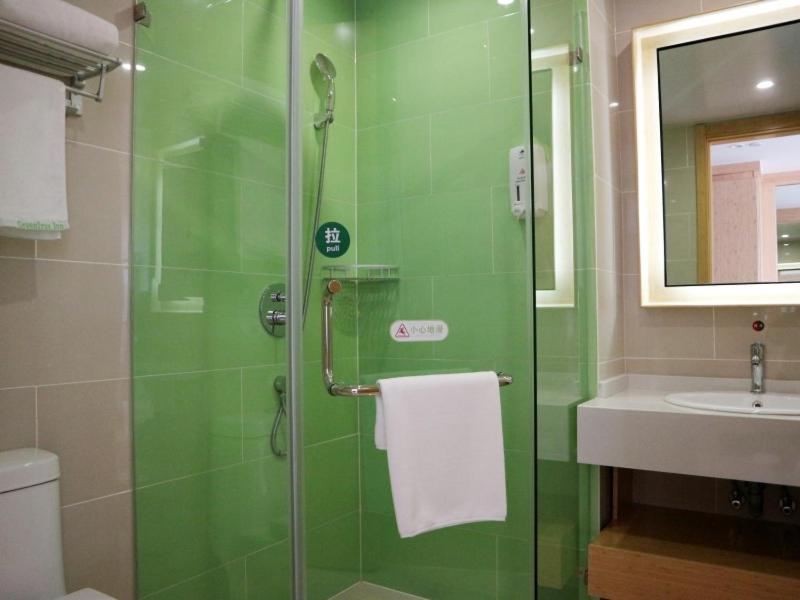 徐州格林豪泰徐州经济开发区大庙镇商务酒店的绿色浴室设有淋浴和水槽